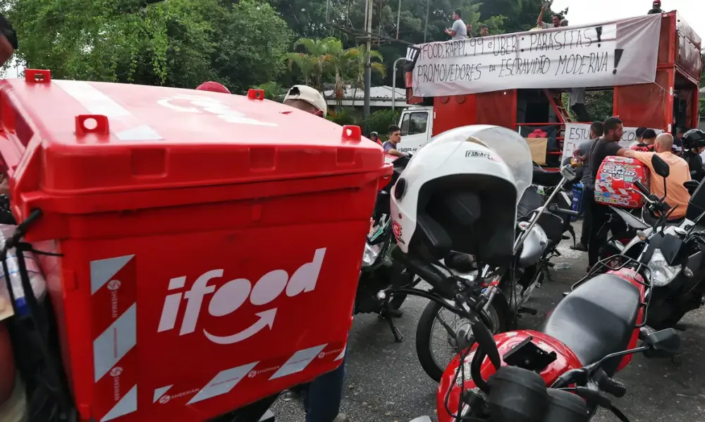 Entregadores de aplicativos fizeram manifestação em frente à sede do iFood em Osasco (Foto - Paulo Pinto/Agência Brasil)