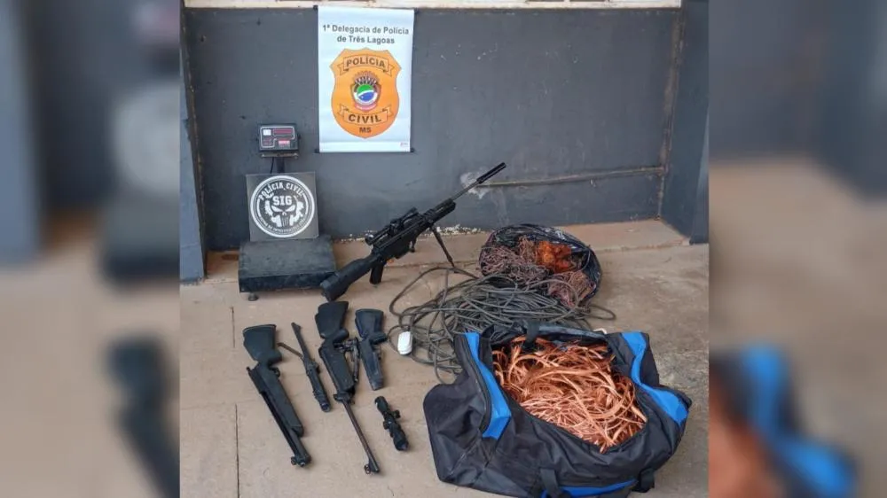 Polícia Civil apreendeu cobre, drogas, dinheiro e armas de ar comprimido com luneta em operação no bairro Santo André em Três Lagoas (Foto - Polícia Civil)