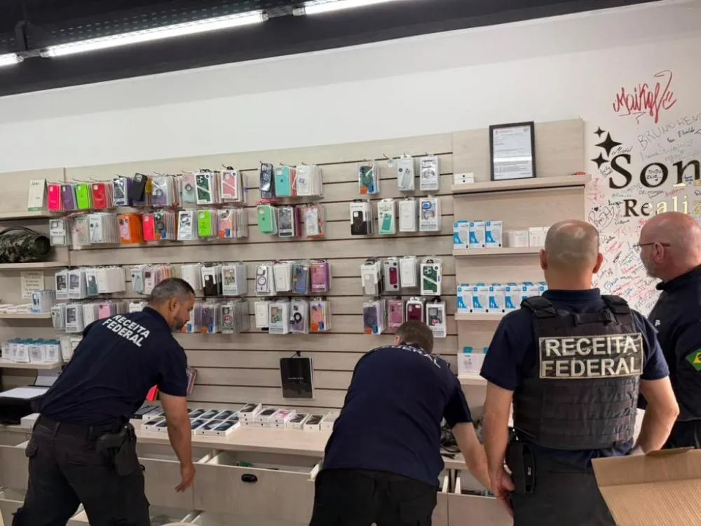 Agentes cumprindo um dos mandados esta manhã (Fotos: Divulgação/Receita Federal)