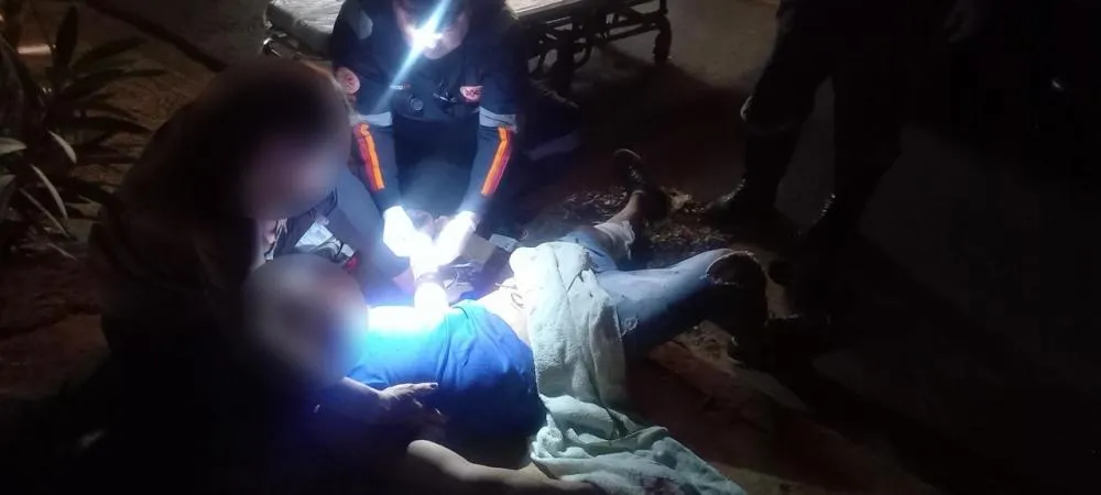 SAMU e Rádio Patrulha da PM atenderam ocorrência de briga com facão que deixou homem de 26 anos ferido no bairro Ipacaraí em Três Lagoas (Foto – Alfredo Neto)