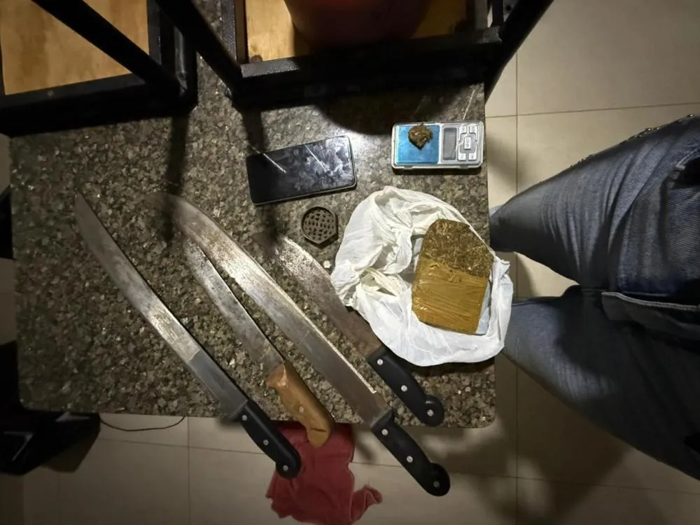 Drogas e balança de precisão foram apreendidas pelo SIG em Chapadão do Sul (Foto Polícia Civil)