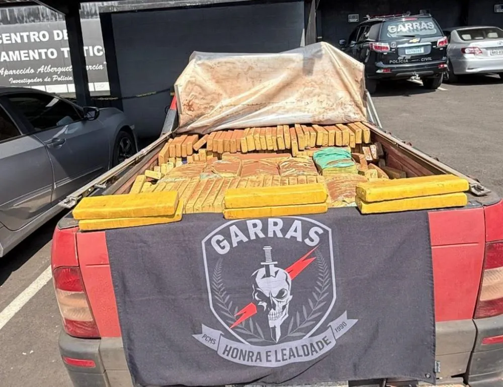 Maconha e veículo foram apreendidos pela equipe do Garras na Estrada da Gameleira em Campo Grande (Foto Polícia Civil)