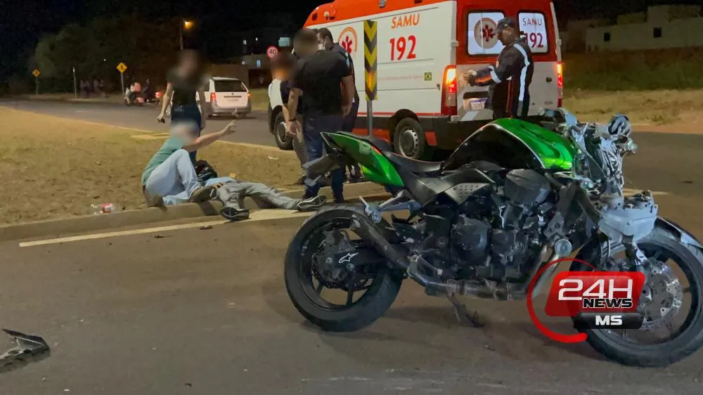 Motociclista de 19 anos foi socorrido pelo SAMU após colisão na avenida Jary Mercante em Três Lagoas (Foto - Eliton Chaves / 24h News MS)