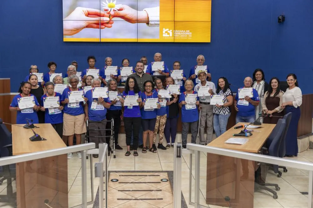 Idosos participaram do Projeto Visita Guiada e conheceram o poder legislativo, aprendendo sobre democracia e cidadania (Foto – Gabriela Fernandes)
