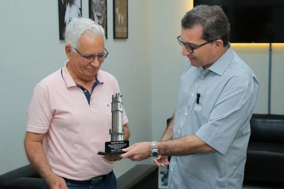 Prefeito Dr. Cassiano Maia homenageia empresário Sueide Silva Torres pelo zelo com o Relógio Central de Três Lagoas (Foto – Prefeitura de Três Lagoas)