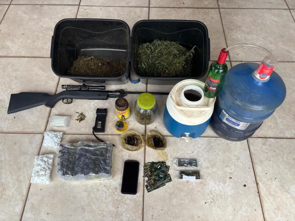 Ação conjunta entre as polícias civis do MS e SP resultou na prisão de suspeito e apreensão de drogas e arma (Foto - Polícia Civil)