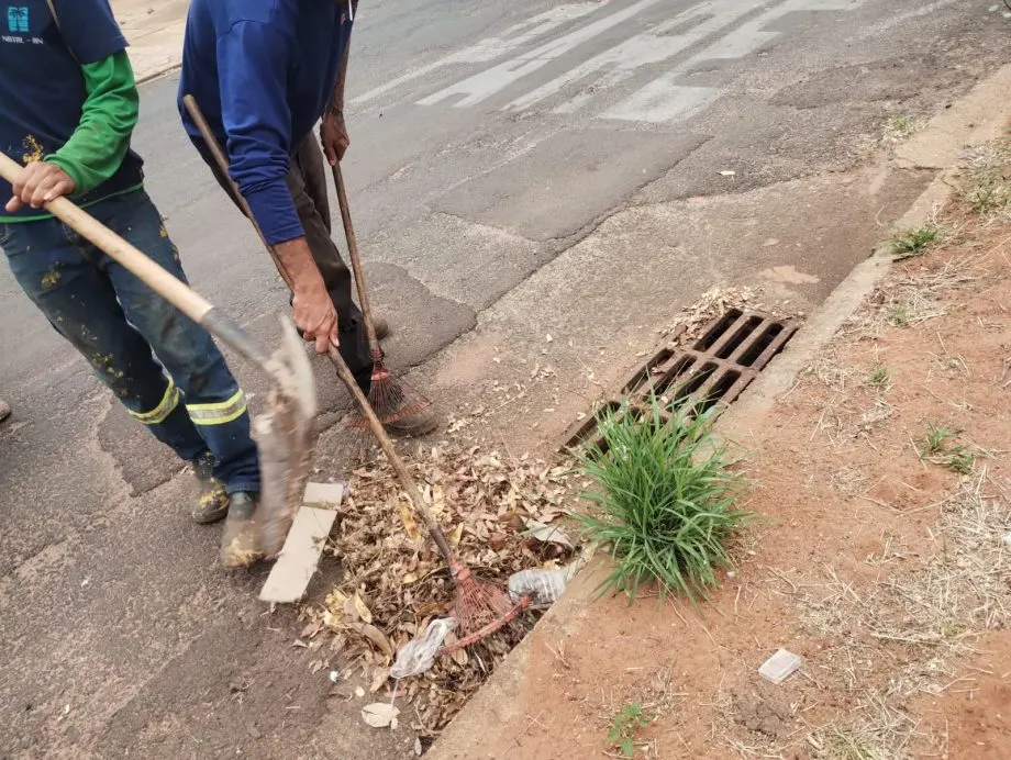 Equipes da SEINTRA realizam limpeza constante de bueiros para evitar entupimentos e alagamentos (Foto – Prefeitura de Três Lagoas)