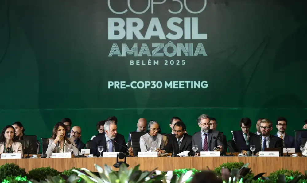 Ministra do Meio Ambiente, Marina Silva, durante plenária da Pré-COP30 em Brasília (Foto – Marcelo Camargo/Agência Brasil)