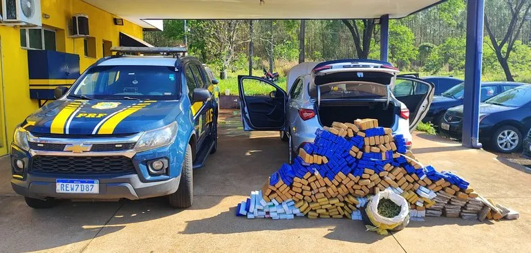 PRF apreendeu mais de 340 kg de maconha e recuperou carro clonado durante fiscalização na BR-262, em Três Lagoas (Foto - PRF)
