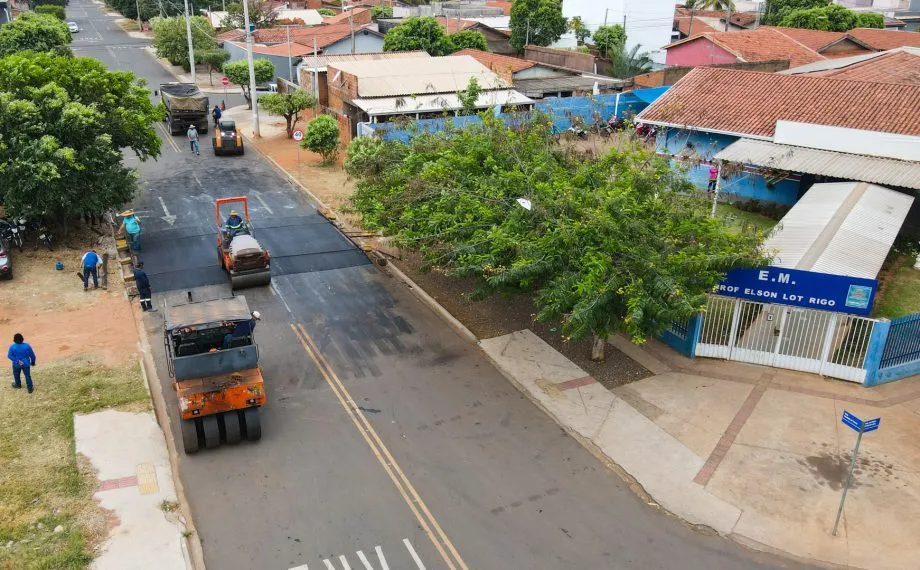Equipes da SEINTRA realizam instalação de faixas elevadas para pedestres em frente às escolas e CEIs de Três Lagoas (Foto Prefeitura de Três Lagoas)