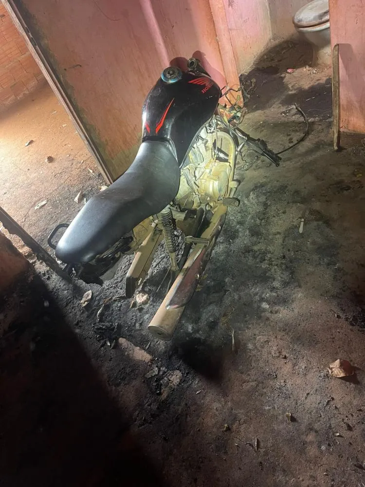 Moto furtada foi encontrada parcialmente desmontada dentro de uma casa abandonada no bairro Jardim das Violetas em Três Lagoas (Foto – Polícia Militar)