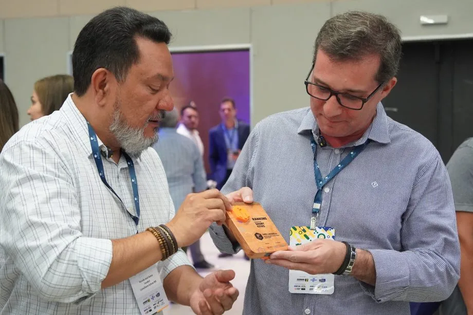 Prefeito Dr. Cassiano Maia recebe o prêmio Connected Smart Cities 2025 durante congresso em Mato Grosso do Sul (Foto Prefeitura de Três Lagoas)