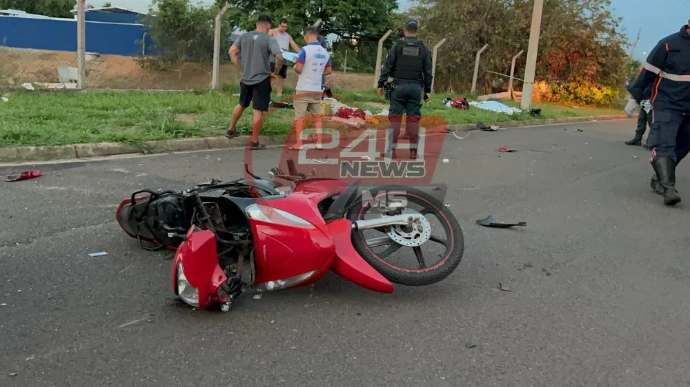 Local do acidente foi isolado pela Polícia Militar e pelos agentes do departamento municipal de trânsito (Foto - Eliton Chaves / 24h News MS)