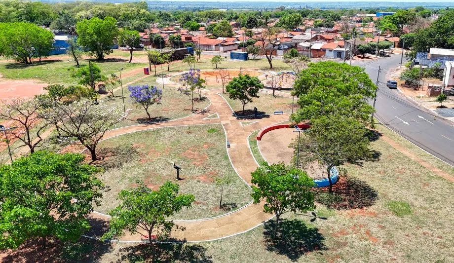 Praça da Vila Piloto recebeu nova pintura, calçadas e brinquedos; Jardim das Acácias é o próximo bairro a ser revitalizado (Foto – Prefeitura de Três Lagoas)