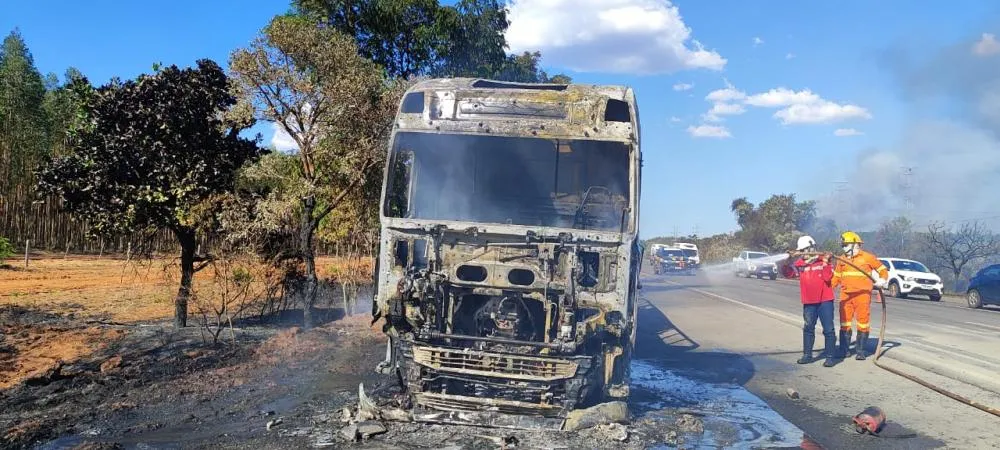 Caminhão e carreta pegaram fogo após início de incêndio causado por negligência do motorista na BR-262 (Foto - PRF)