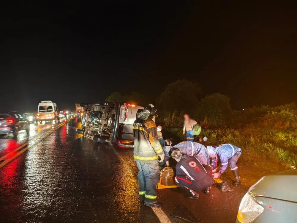 Van com trabalhadores tombou após ser atingida por motorista embriagado na BR-158 em Três Lagoas (Foto - 5º GBM Divulgação)