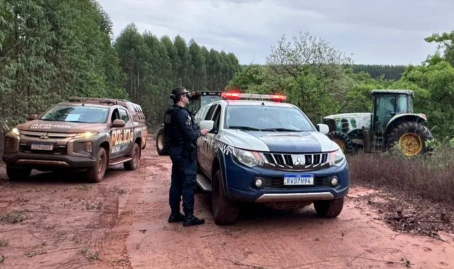 Trator foi localizado escondido em área de mata, a cerca de 33 km do centro de Aparecida do Taboado (Foto - Divulgação)