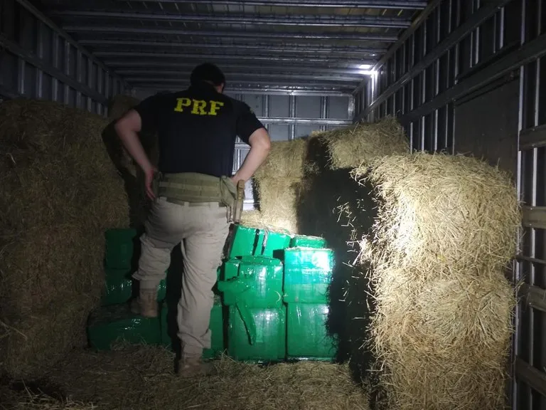 Droga estava escondida entre fardos de feno e totalizou mais de 2,3 toneladas (Foto - PRF)