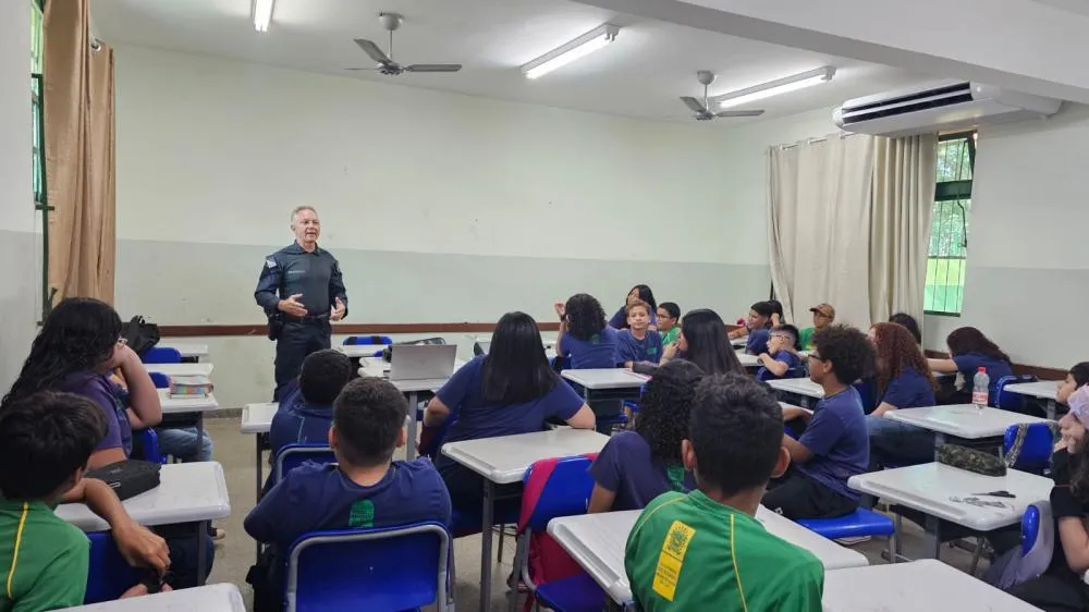 Policiais do 2º BPM realizaram palestra educativa na Escola Estadual Fernando Corrêa, em Três Lagoas (Foto - Divulgação)