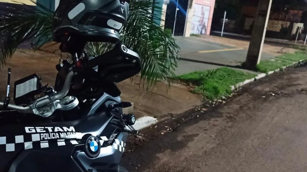 Foragido foi recapturado pelo GETAM enquanto tentava se esconder embaixo de árvore no Centro de Três Lagoas (Foto – Polícia Militar)