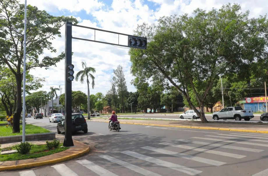 Semáforo no cruzamento da Avenida Rosário Congro e Rua Oscar Guimarães já está em funcionamento