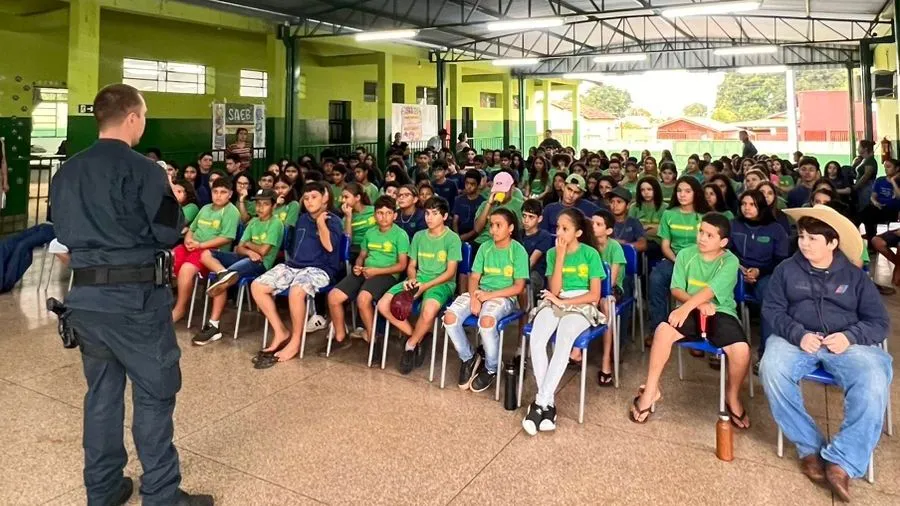 Policiais do 2º BPM promoveram palestras motivacionais em escolas públicas de Três Lagoas para inspirar jovens a acreditarem em seus sonhos (Foto - Assessoria de Comunicação do 2º BPM)