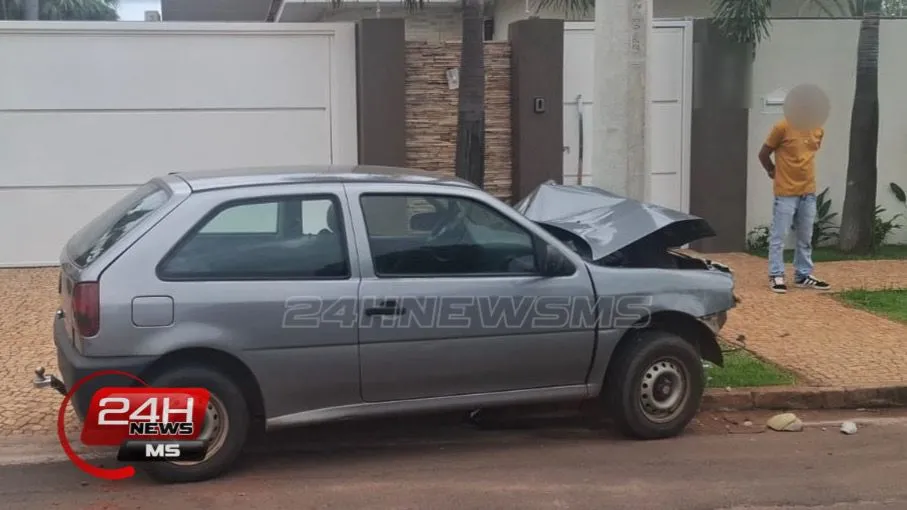 Pelotão de Trânsito prendeu motorista embriagado após colisão de veículo contra poste no bairro Jardim Alvorada em Três Lagoas (Foto - 24h News MS)