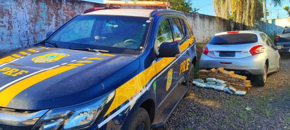 Motorista foge de abordagem da PRF e abandona carro carregado com 107 kg de maconha na BR-262 em Água Clara