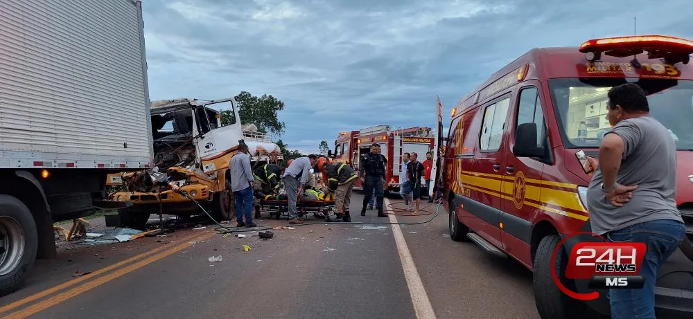 Corpo de Bombeiros resgatam motorista preso às ferragens após colisão envolvendo caminhão tanque na BR-158 em Três Lagoas (Foto - 24h News MS)