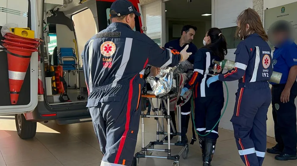 SAMU chega ao Hospital Auxiliadora em Três Lagoas com o boliviano entubado após engolir cápsulas de cocaína durante viagem de ônibus. (Foto: Eliton Chaves / 24h News MS)