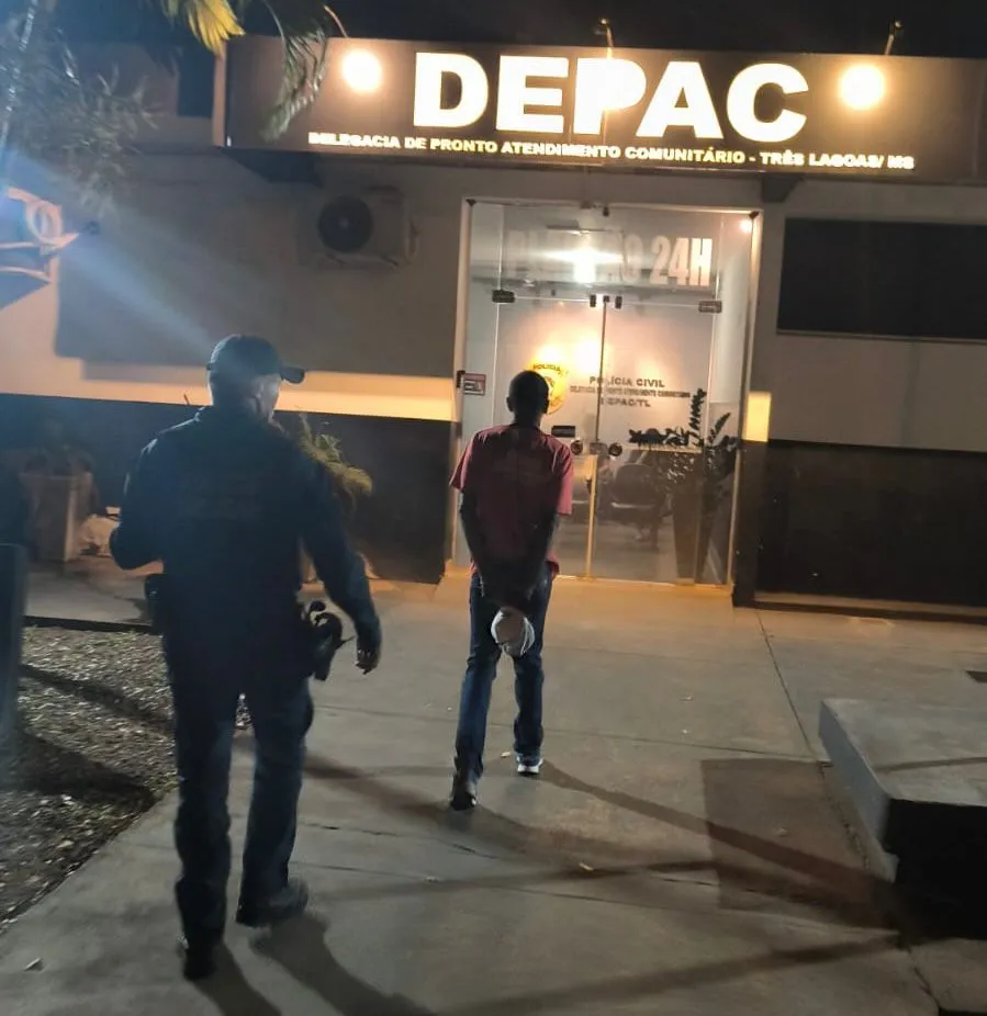 Rádio Patrulha recapturou foragido da Justiça que tentou entrar em conveniência ao ver a viatura no bairro Nova Três Lagoas em Três Lagoas (Foto - 24h News MS)