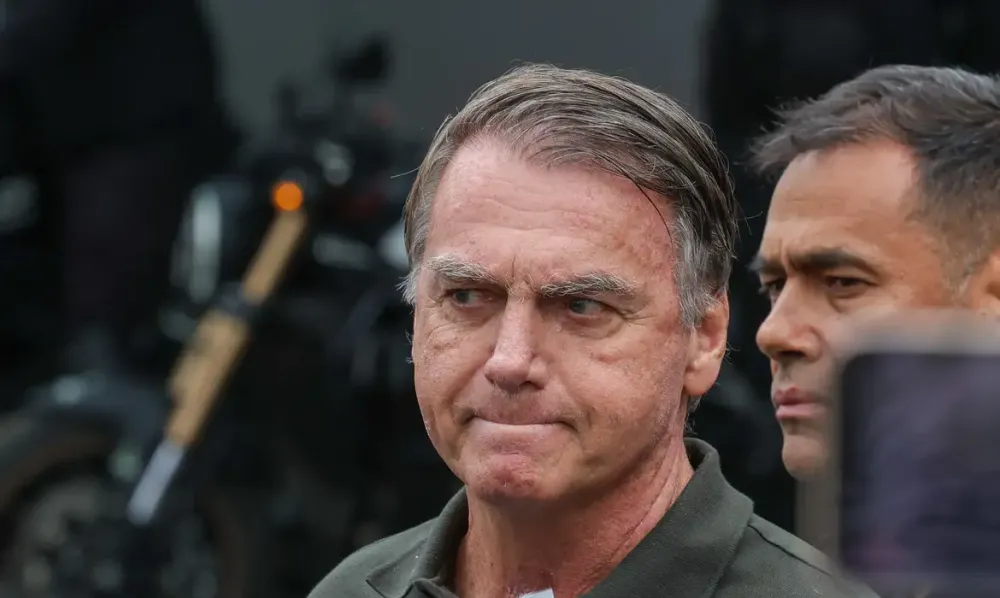 Jair Bolsonaro deixa hospital no Rio de Janeiro em 14/09/2025 acompanhado por Jair Renan (Foto - Fabio Rodrigues-Pozzebom)