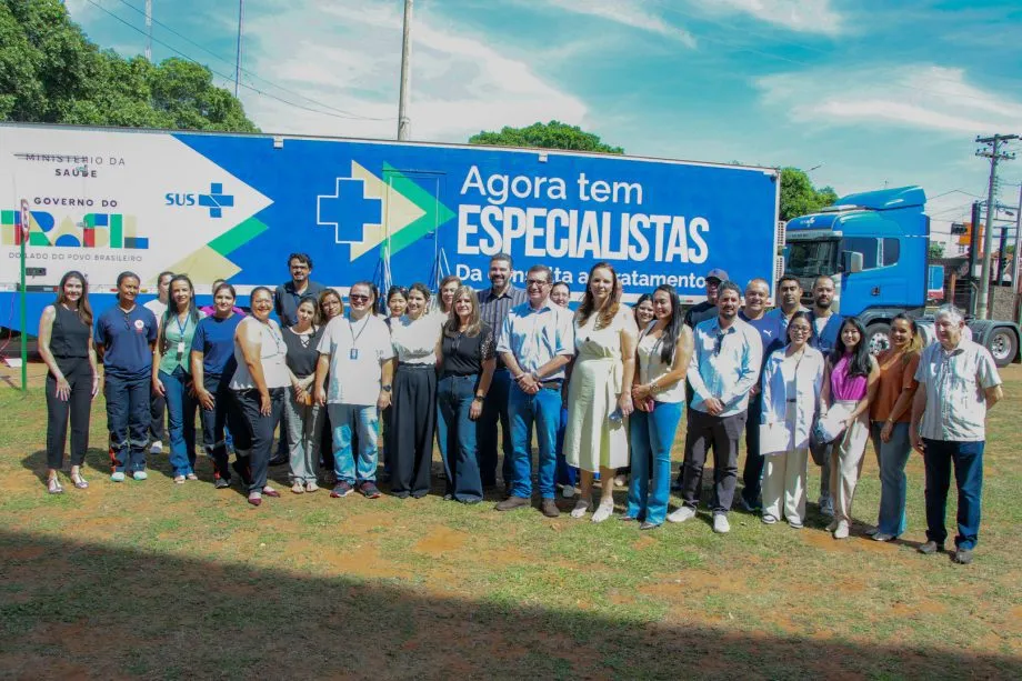 Prefeito Cassiano Maia e equipe da Saúde acompanham o início dos atendimentos da Carreta da Saúde da Mulher instalada ao lado do poliesportivo da Lagoa em Três Lagoas (Foto - Prefeitura de Três Lagoas)