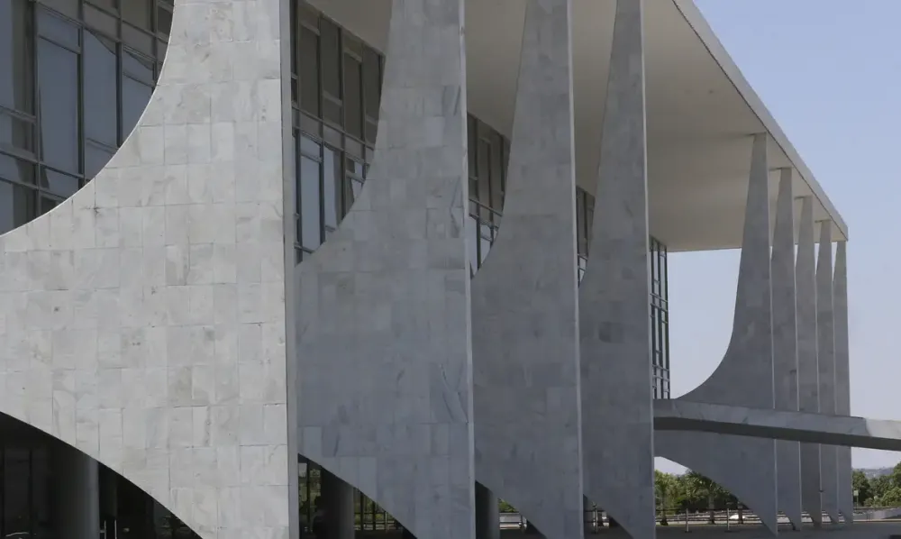 Pronunciamento foi gravado no gabinete presidencial, mantendo cenário institucional do Palácio do Planalto (Foto – Agência Brasil)