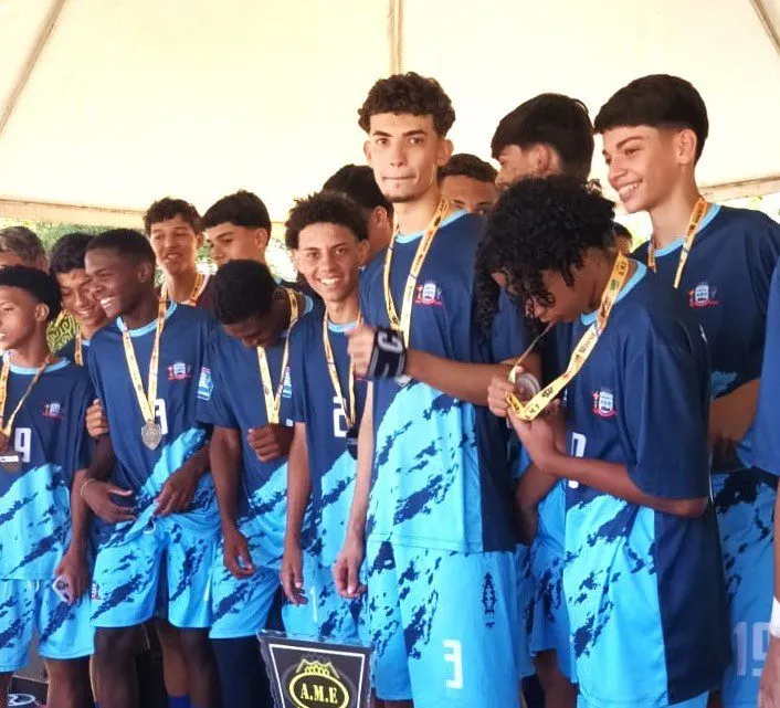 Equipe Sub-16 da Sejuvel ergue a taça da Copa AME Série “A” após vitória na final em Guararapes (Foto - Prefeitura de Três Lagoas)