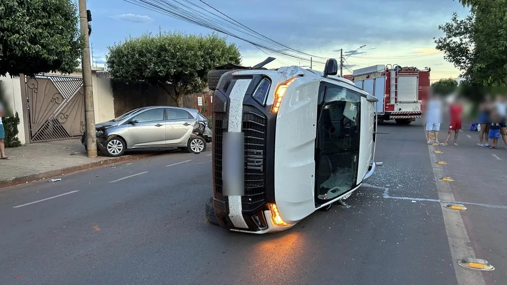 Motorista ficou ferido após Fiat Toro colidir em HB20 parado e tombar no Jardim Alvorada em Três Lagoas (Foto: Eliton Chaves / 24h News MS)