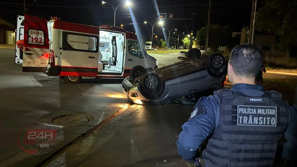 Motorista de 43 anos ficou ferido após ter o carro atingido por microônibus e capotar no bairro Quinta da Lagoa, em Três Lagoas (Foto - Eliton Chaves / 24h News MS)