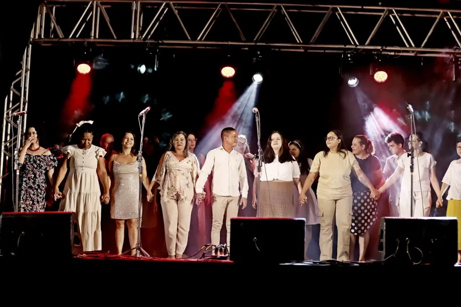 Coral Renascer emociona o público com o musical “De Volta ao Tempo” na Esplanada NOB (Foto – Prefeitura de Três Lagoas)