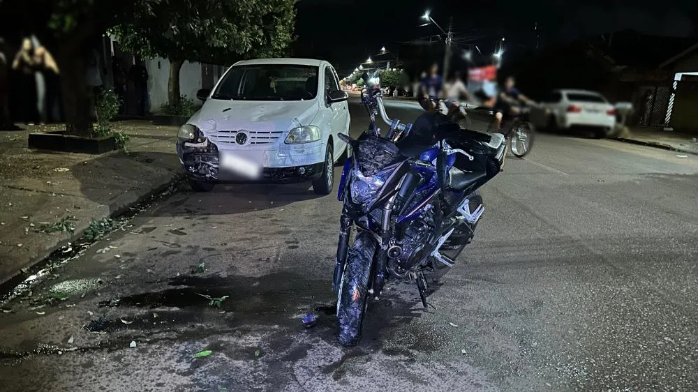 Motociclista perdeu o controle da CB 500F e bateu contra carro estacionado no bairro Vila Alegre em Três Lagoas (Foto – Eliton Chaves / 24h News MS)