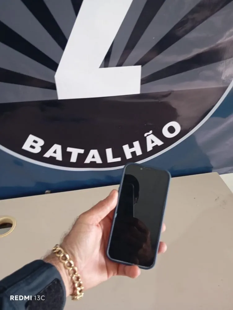 Celular furtado foi rastreado pela vítima, localizado pela PM e recuperado dentro de uma caçamba de entulho. (Foto – 24h News MS)