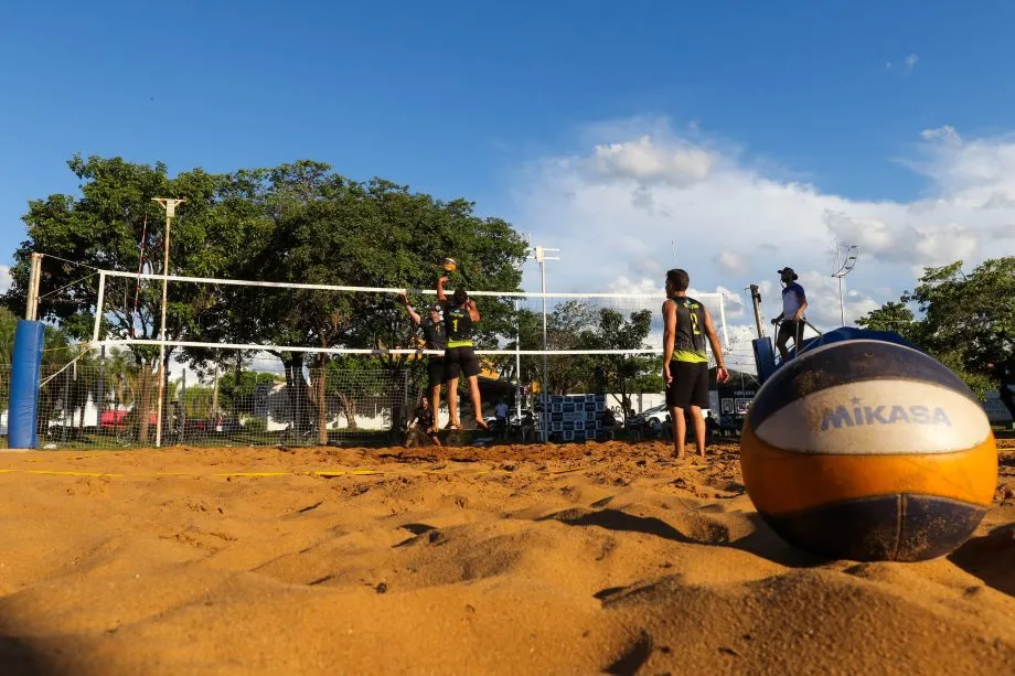 Atletas disputam título do Vôlei de Praia Masculino na Arena da Lagoa durante a VI Copa SEJUVEL (Foto – Prefeitura de Três Lagoas)