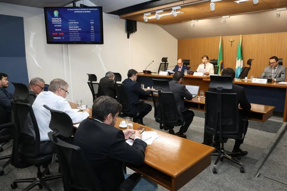 Deputados analisaram projetos do Executivo, TCE e parlamentares durante reunião da CCJR (Foto - ALEMS)