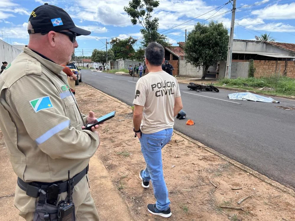 Motociclista de 43 anos morre após colidir em carreta estacionada no bairro Santo André em Três Lagoas. (Foto - Eliton Chaves / 24h News MS)
