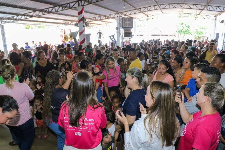 Crianças receberam brinquedos da campanha Caixa Encantada durante ação social no bairro Yamaguchi em Três Lagoas (Foto - Prefeitura de Três Lagoas)