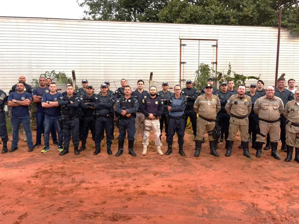 Policiais militares do 2º BPM durante instrução sobre identificação veicular na Delegacia da Polícia Rodoviária Federal em Três Lagoas (Foto - Polícia Militar)