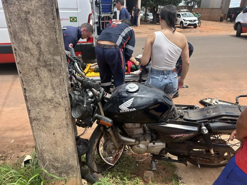Motociclista de 22 anos, ficou gravemente ferido após colidir em poste no bairro Vila Alegre em Três Lagoas (Foto - Eliton Chaves / 24h News MS)