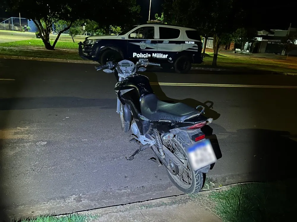 Motocicleta tomada em assalto na madrugada de Natal foi localizada e recuperada pela Rádio Patrulha no bairro Set Sul em Três Lagoas (Foto – Eliton Chaves / 24h News MS)