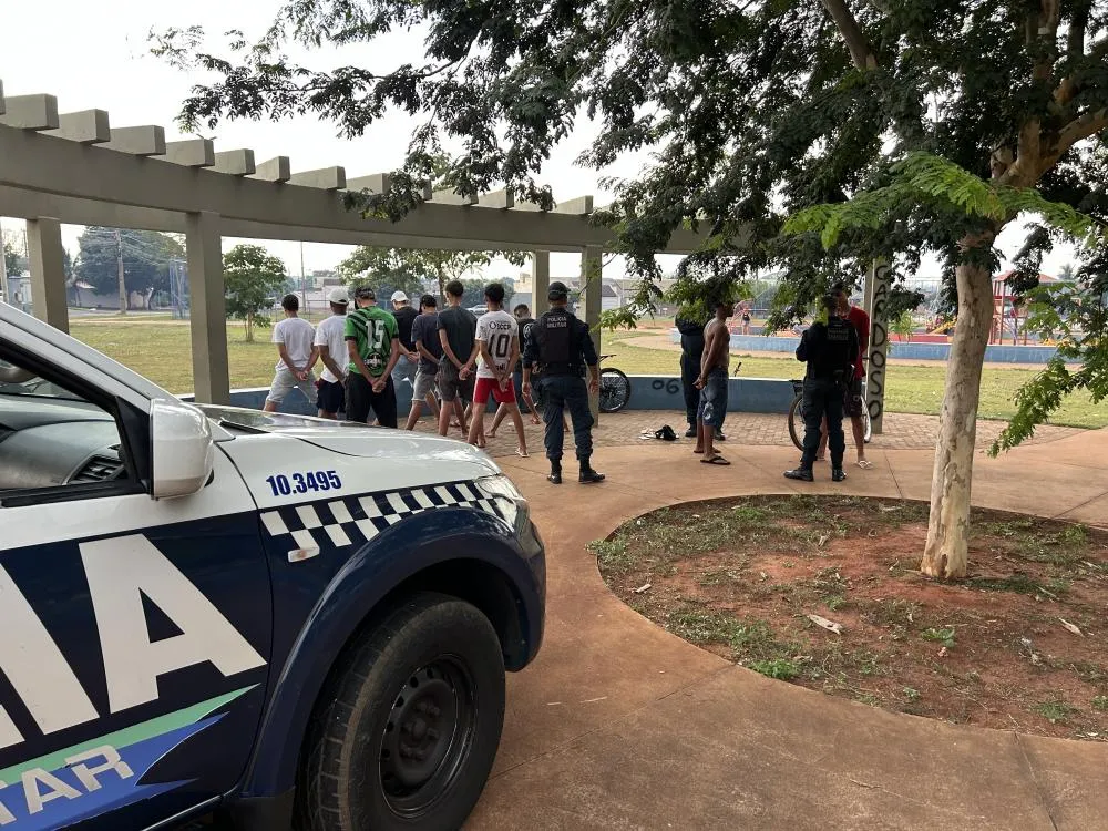Polícia Militar realizou abordagem e orientação a adolescentes na praça do bairro Setsul após denúncias de algazarra em Três Lagoas (Foto - Eliton Chaves / 24h News MS)