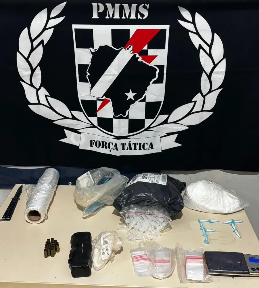 Drogas, pinos, balança de precisão e materiais usados no tráfico apreendidos pela Polícia Militar no Jardim das Oliveiras, em Três Lagoas. (Foto: 24h News MS)