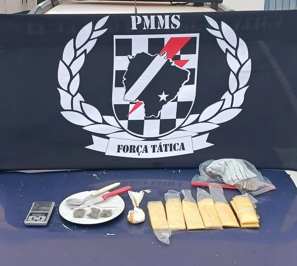 Arma, munições, drogas e apetrechos usados no tráfico foram apreendidos pela Força Tática durante ação policial em Três Lagoas (Foto: 24h News MS)